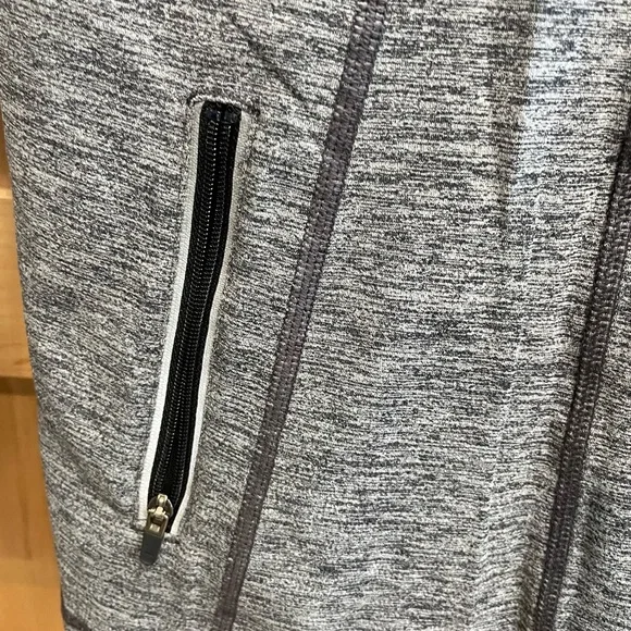 Light material Lululemon half zip - Picture 4 of 4